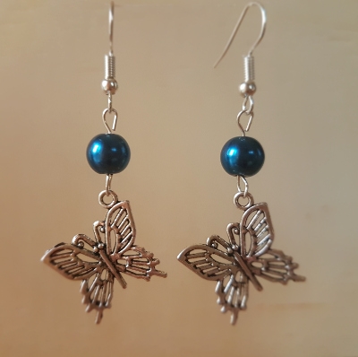 Ohrringchen silberfarbener Schmetterling mit petrolfarbener Perle